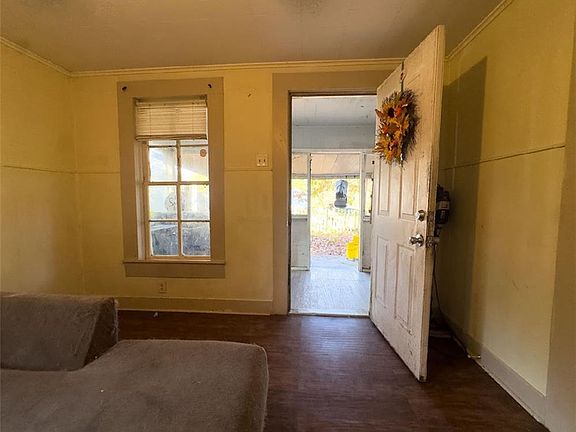 3rd image of 915 Overton St