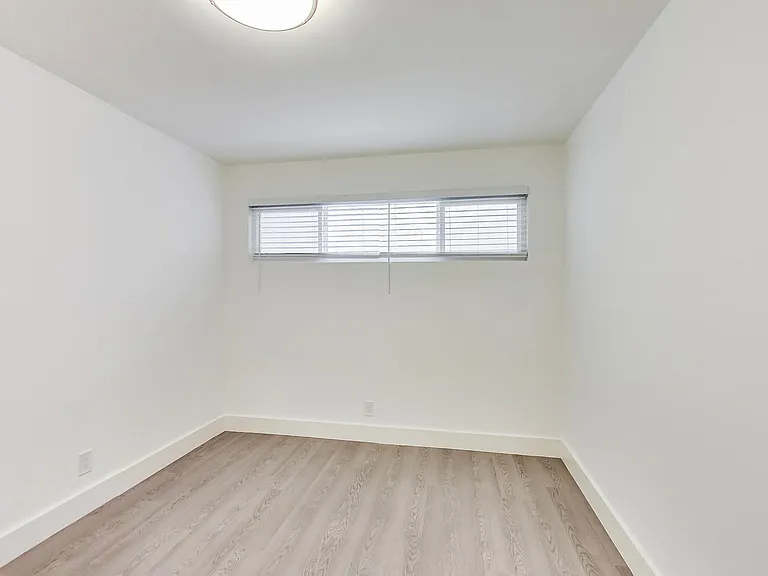 2240 Larkin — Photo 11