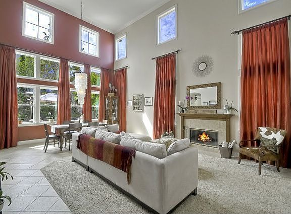 Huge Living/Dining Room w/ Vaulted Ceilings