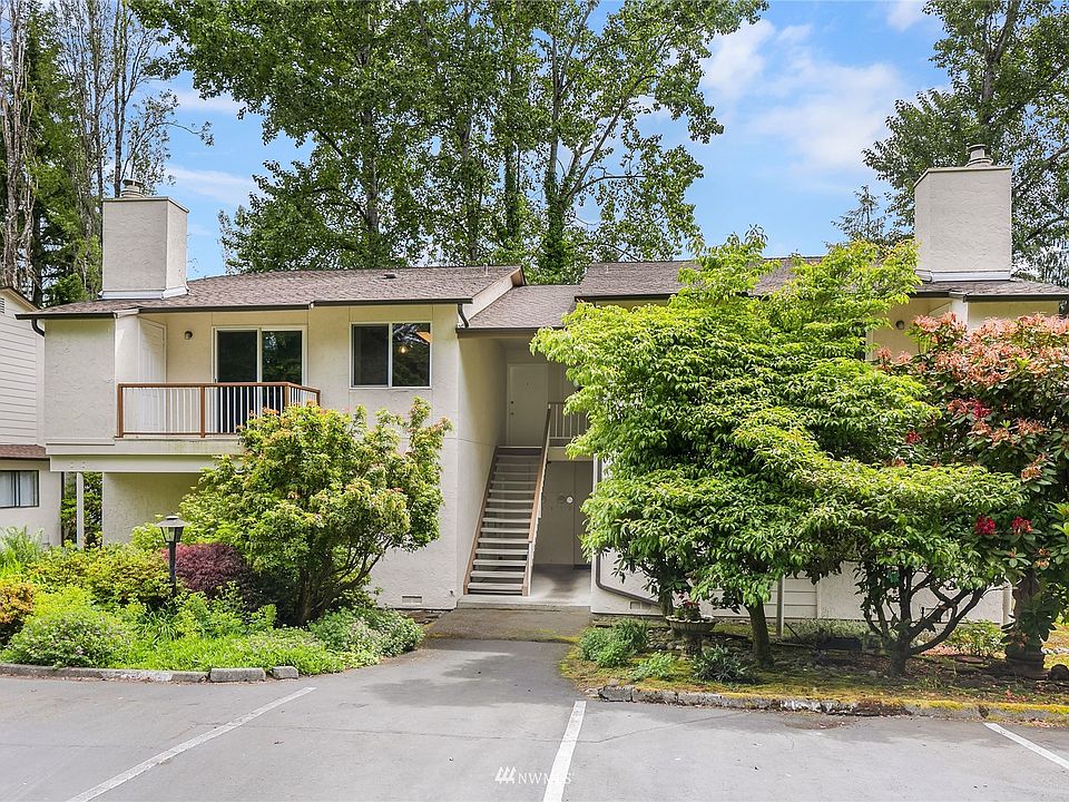 Nice upstairs end unit with reserved parking space in front