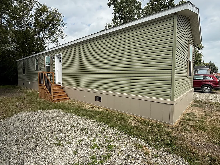 605 Larimore Cir — Photo 2