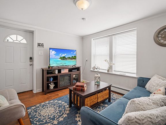 4th image of 200 N Sacramento Ave
