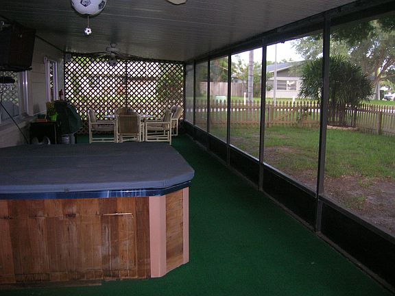 Lanai with jacuzzi