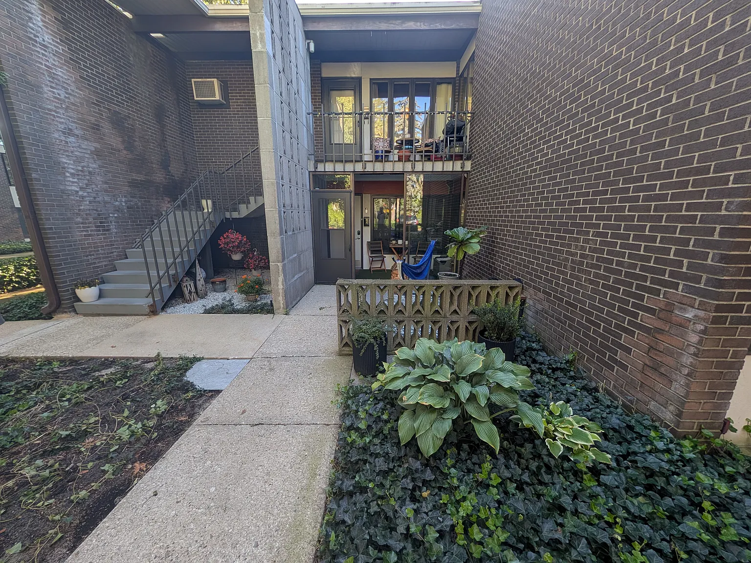 2 bed, 1200 sqft, $2,000 — Photo 1