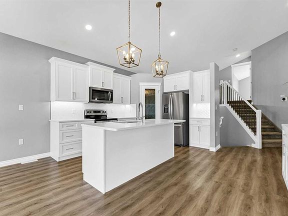 5th image of 127 W Hamptons Cres SE