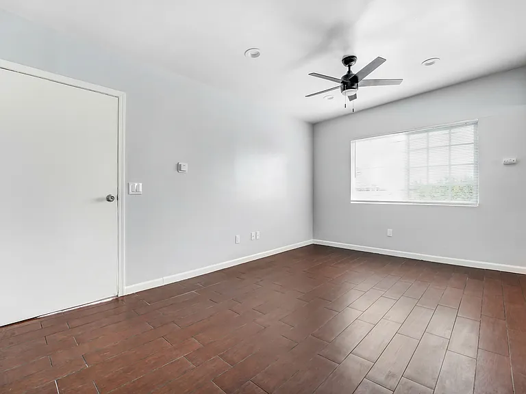 1142 E 120th St #5 — Photo 8