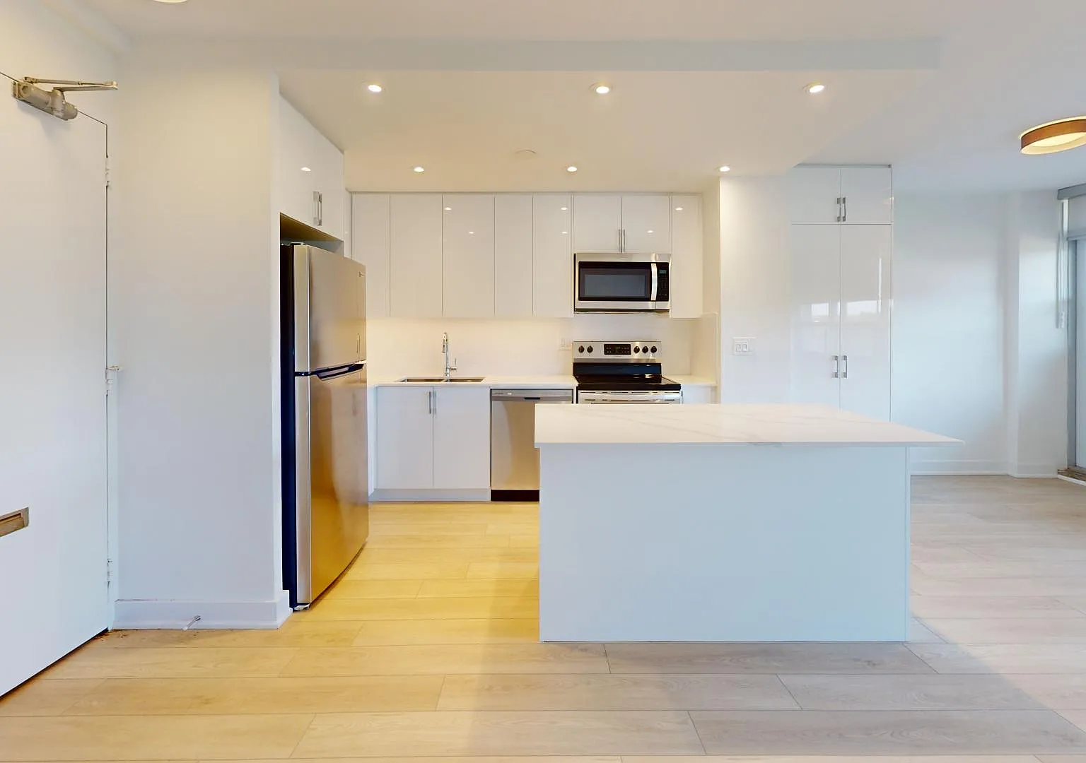 30 Edith — Photo 3