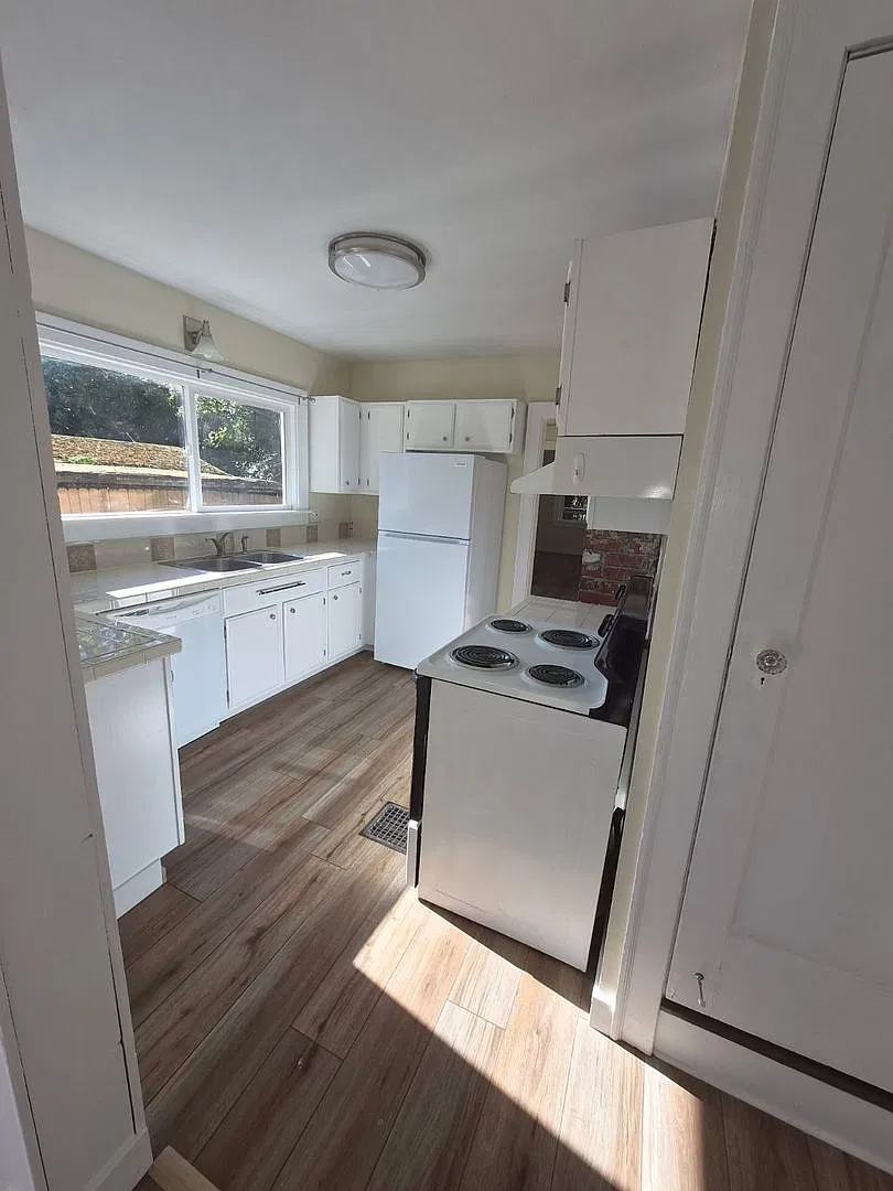 3 Bedroom 1 Bath Upper-level duplex in Rocky Point — Photo 4