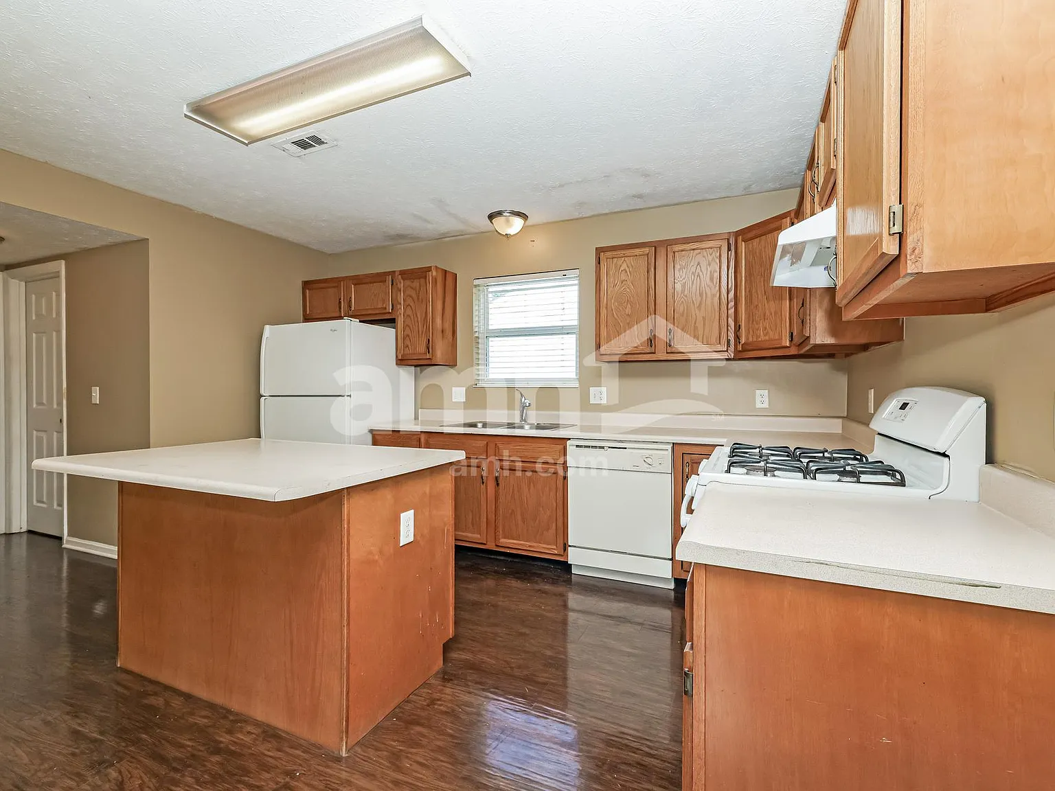 3 bed, 2.5 bath, 1586 sqft, $2,075 — Photo 4
