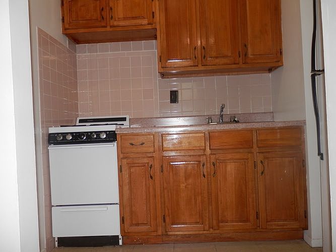 2nd image of 536 Clinton Ave APT 4