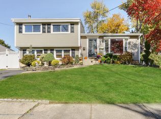 60 Woodview Dr, Old Bridge, NJ 08857