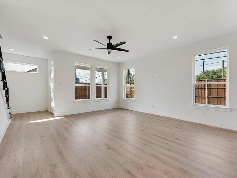 2330 Fairfax Dr — Photo 22