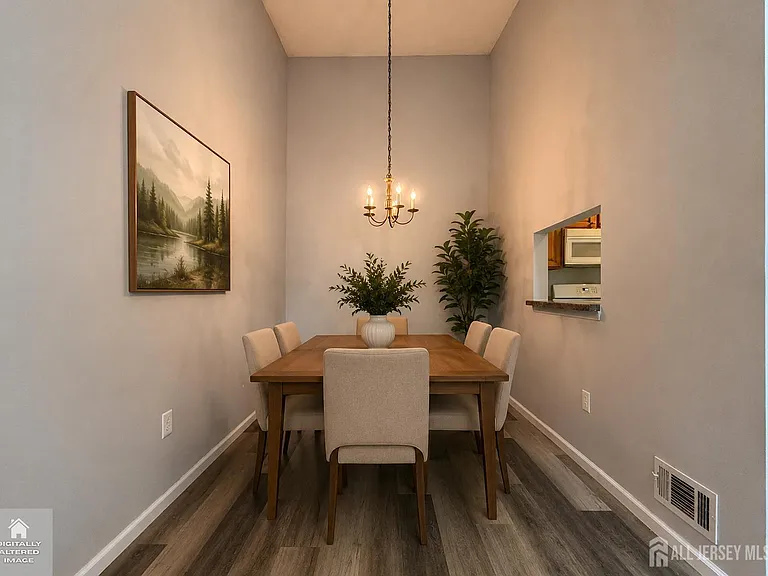 482 Danbury Ln — Photo 3