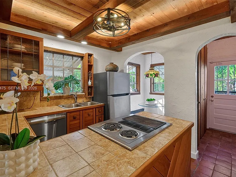 1305 Alhambra Cir — Photo 25