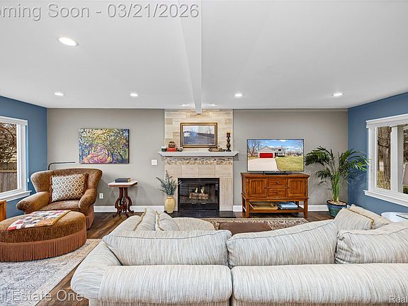 4th image of 1065 Round Lake Rd