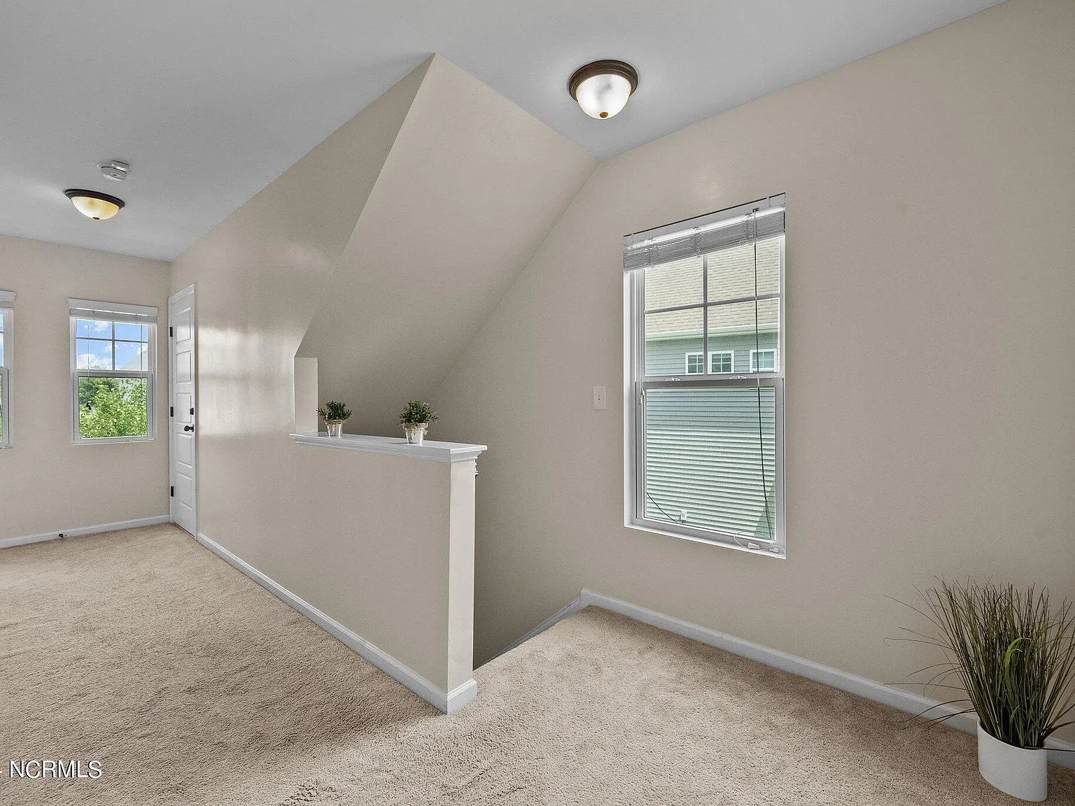 3 bed, 2.5 bath, 1920 sqft, $2,400 — Photo 3