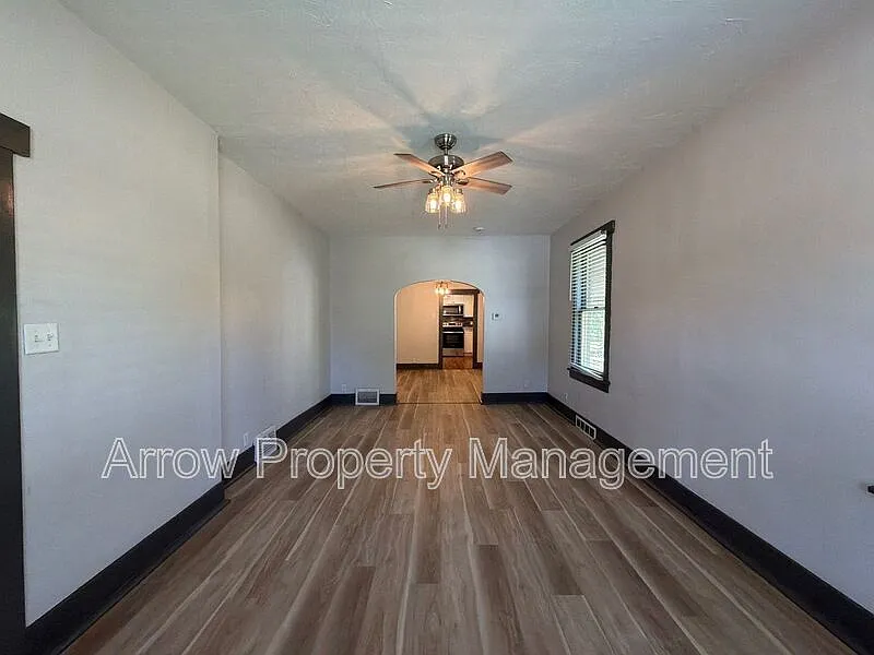 2 bed, 1.0 bath, 1336 sqft, $1,100 — Photo 2