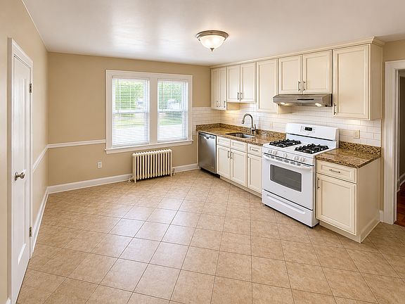 2nd image of 116 Clay St