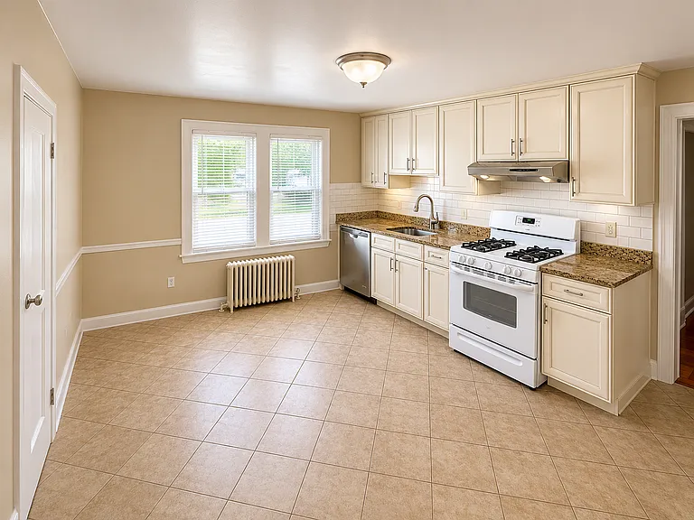 116 Clay St — Photo 2