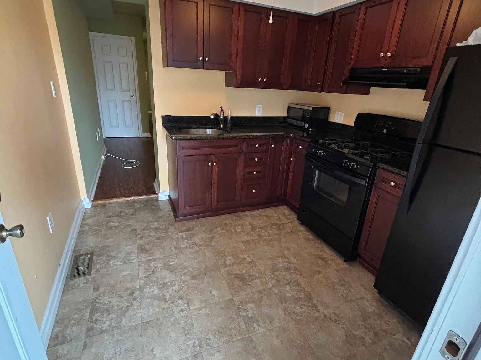1 bed, 880 sqft, $1,600 — Photo 2