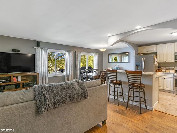 4th image of 265 Lakeshore Ln
