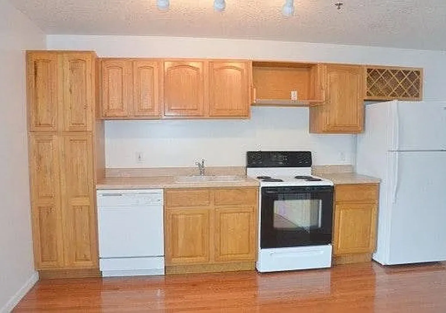 411 E SCOTT — Photo 2