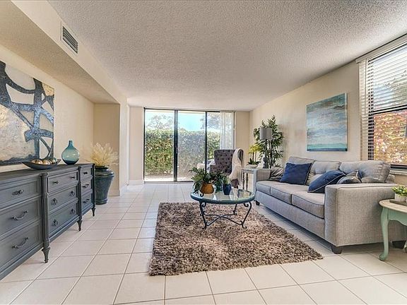 4th image of 100 Oakmont Ln APT 104