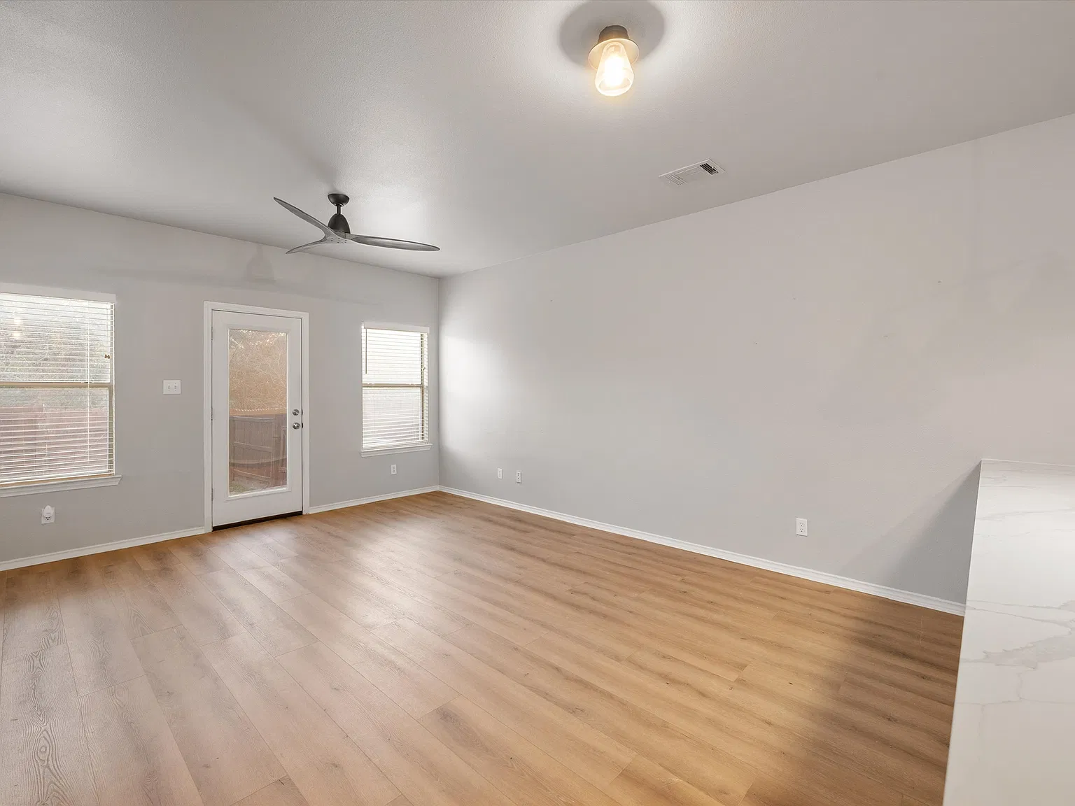 3 bed, 2.5 bath, 1450 sqft, $1,550 — Photo 2