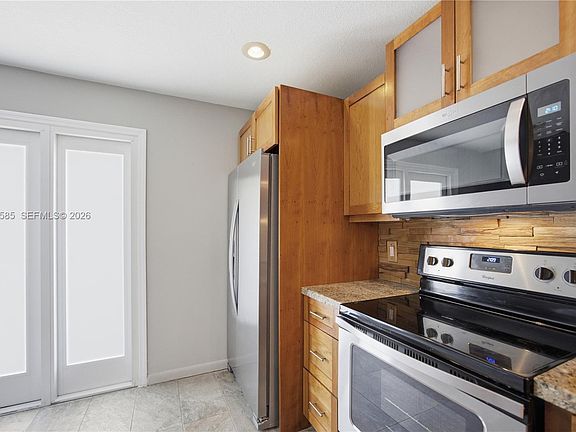 4th image of 690 SE 23rd Ave APT 4