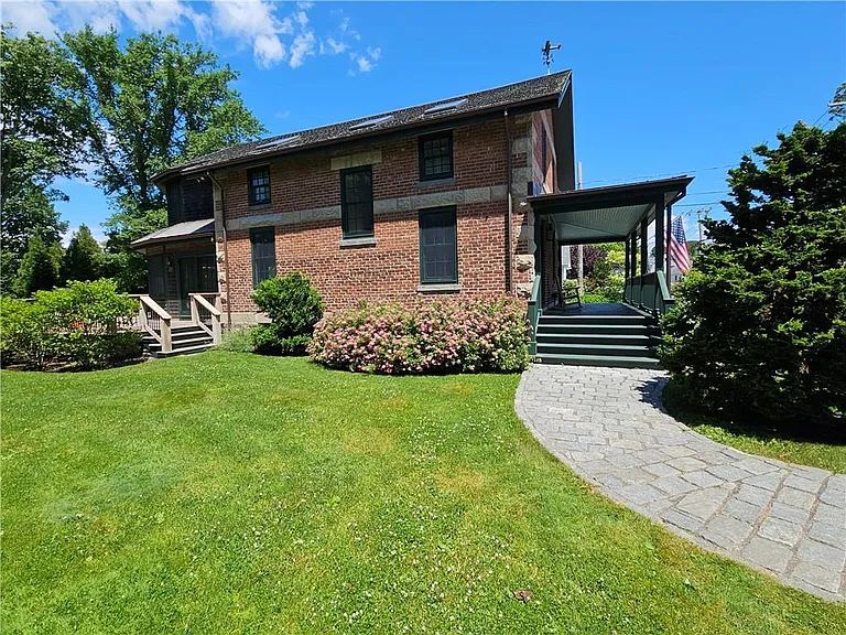 209 Coggeshall Ave — Photo 5