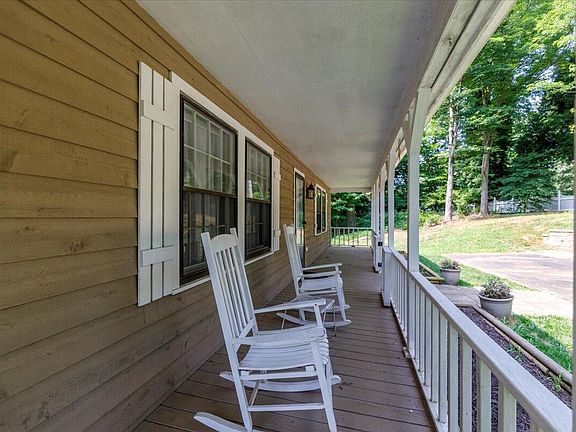 3rd image of 1225 Knollwood Pl