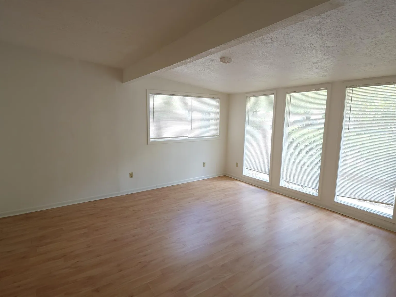 5 bed, 4.0 bath, 2968 sqft, $2,200 — Photo 4
