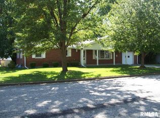 11 Southvale Dr, Jacksonville, IL 62650