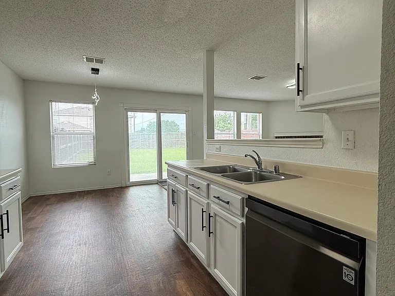 765 Lowe Dr — Photo 13