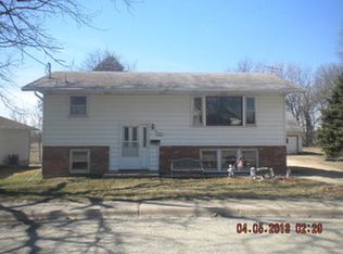 214 S 2nd St, Walnut, IL 61376