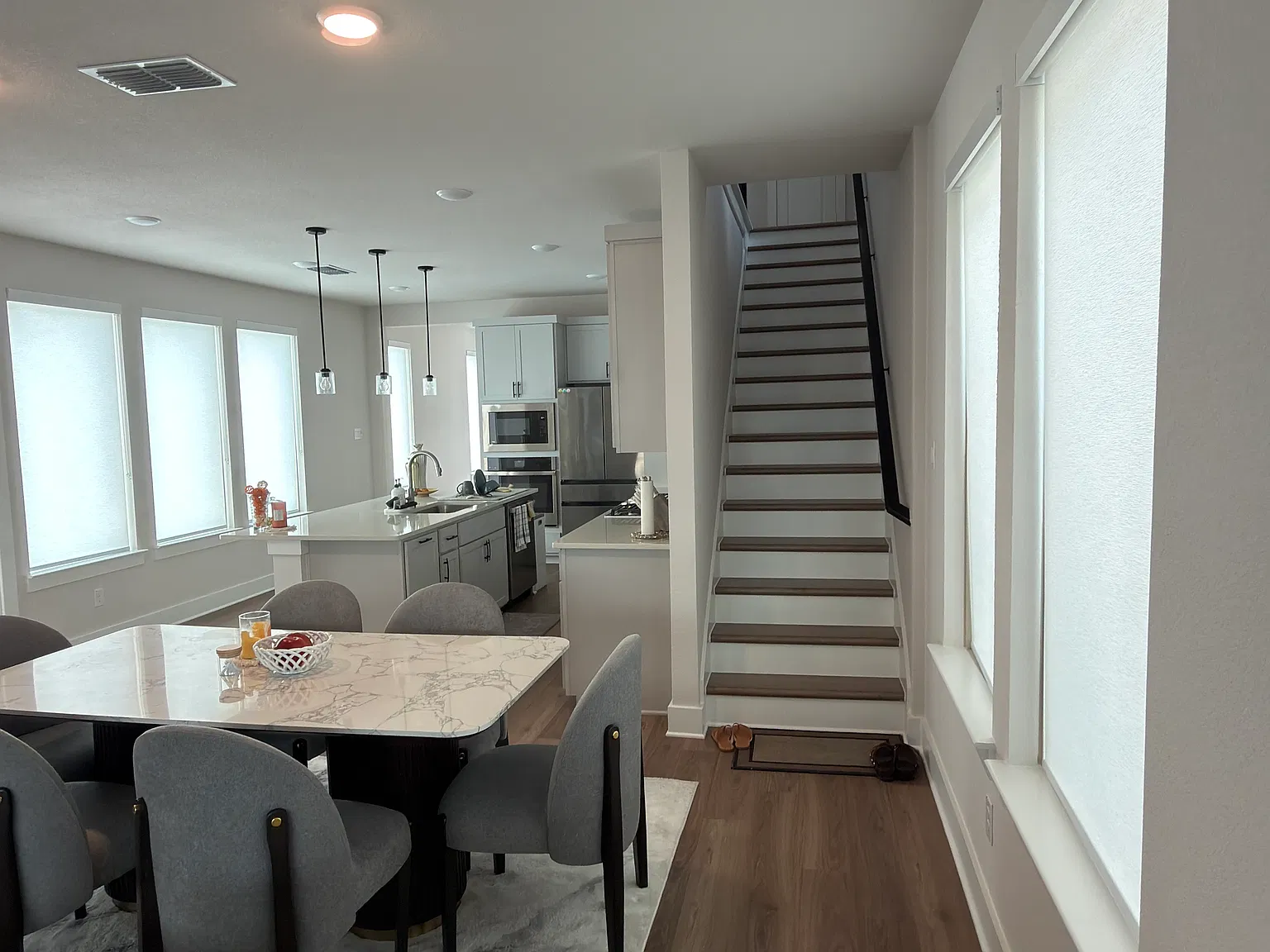 4 bed, 2224 sqft, $2,975 — Photo 3