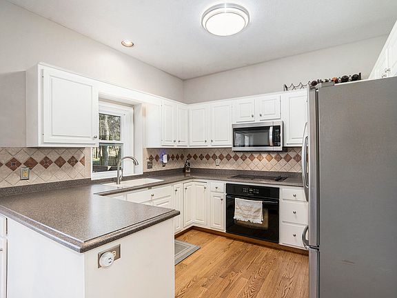 3rd image of 210 Parkland Ter