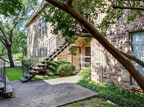 3rd image of 4411 Bellaire Dr S APT 111S