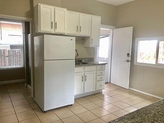4th image of 946 N Washington St #2