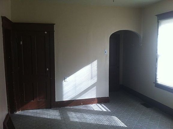 5th image of 215 N East St