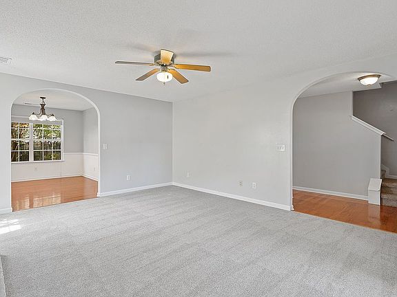 5th image of 8 Woodmore Ct