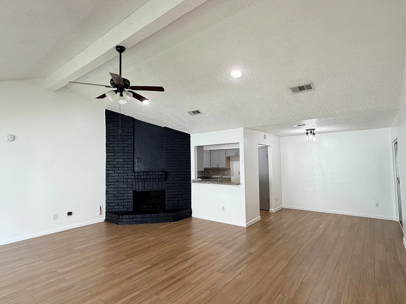 3 bed, 2.0 bath, 1442 sqft, $1,800 — Photo 3