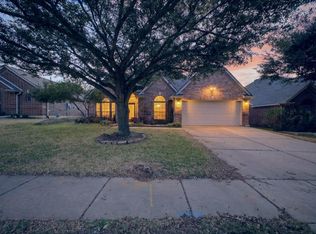 829 Greenwood Dr, Burleson, TX 76028
