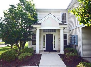 850 Honeybrook Cir, Stewartsville, NJ 08886