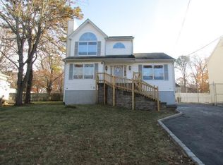 10 Kent Pl, Mastic, NY 11950