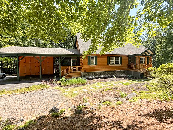 The owners have a basement apartment accessible only from a separate entrance. It is used seasonally during the summer and during the Christmas holidays.