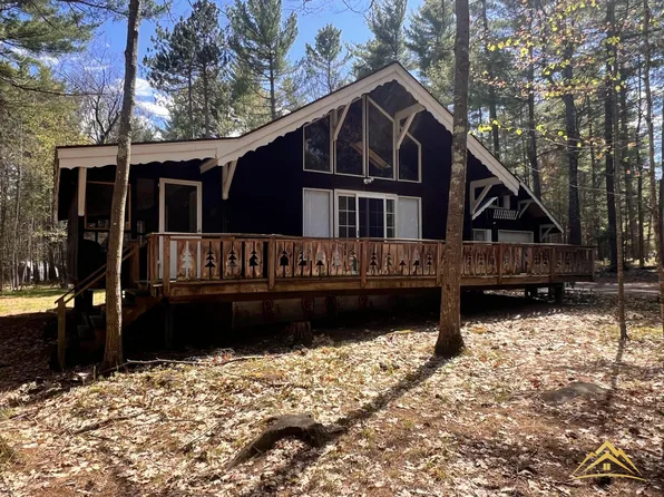 18 Elm St, Jay, NY 12941