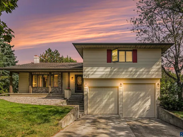 912 Jennifer St, Madison, SD 57042