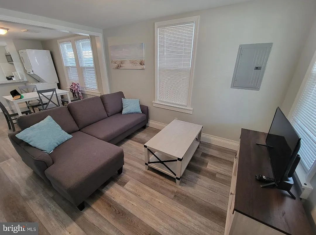 3 bed, 1360 sqft, $2,600 — Photo 2