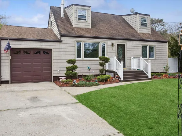 10 Laura Drive, Centereach, NY 11720